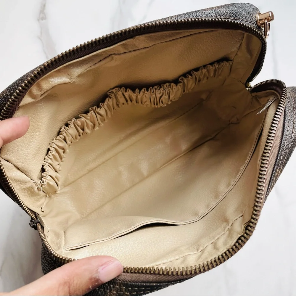 Louis Vuitton Monogram Pouch Crossbody 💖 - Picture 9 of 15